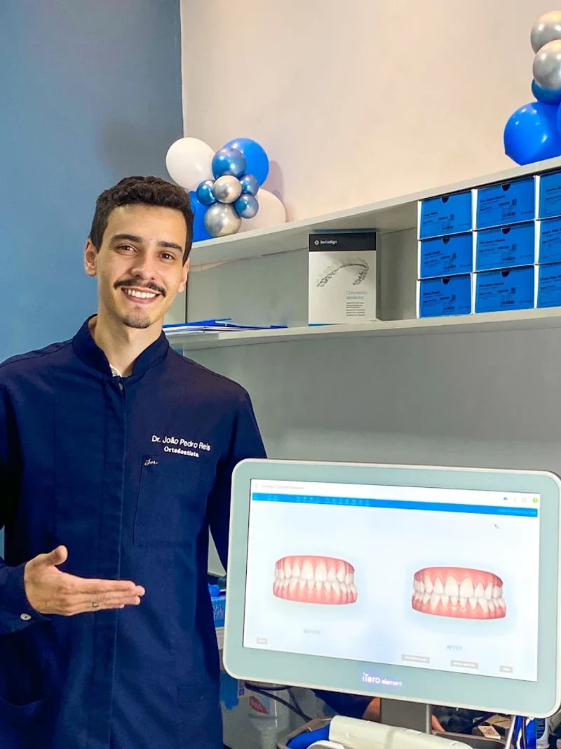 Dr. João Pedro Reis apresentando a simulação 3D no scanner intraoral iTero Element