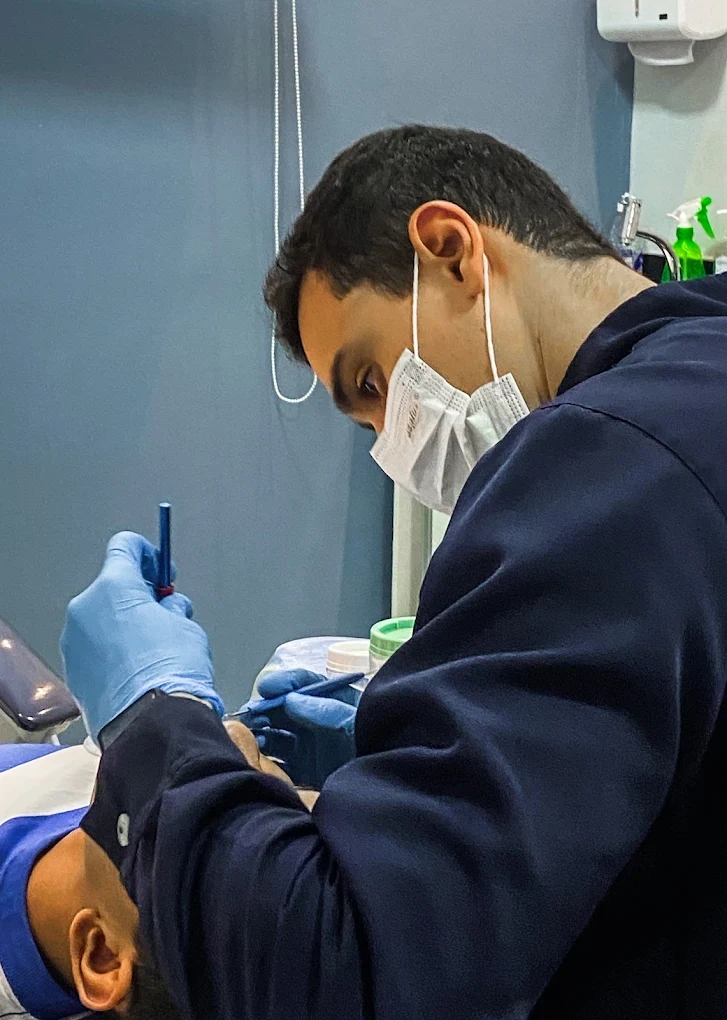 Dr. João Pedro Reis em atendimento clínico odontológico especializado em Belo Horizonte