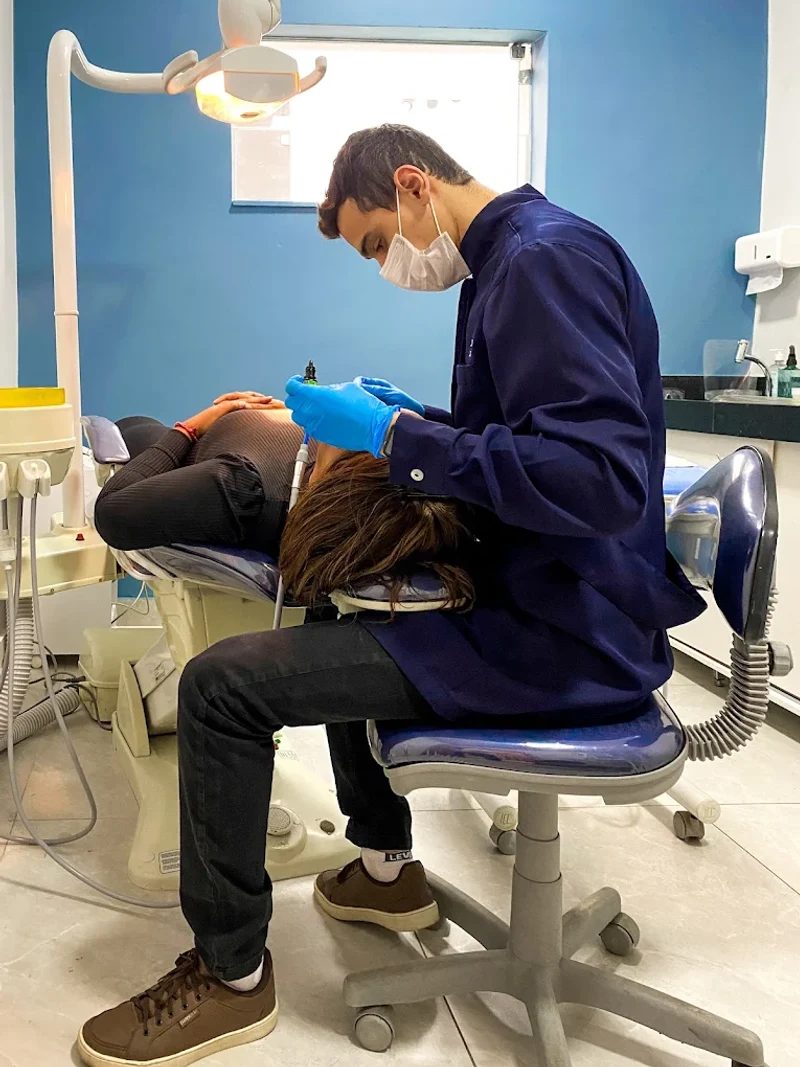 Dr. João Pedro Reis realizando atendimento odontológico especializado com rigor técnico